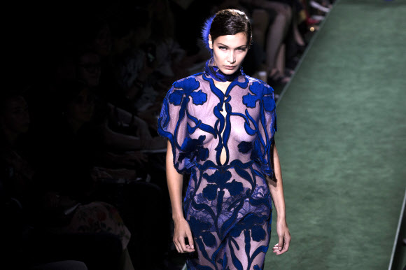 모델 벨라 하디드가 5일(현지시간) 프랑스 파리에서 ‘펜디의 오트 쿠튀르 가을/겨울 2017/2018 패션 콜렉션’의 작품을 선보이고 있다. AP 연합뉴스