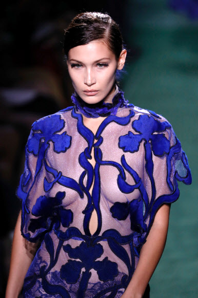 모델 벨라 하디드가 5일(현지시간) 프랑스 파리에서 ‘펜디의 오트 쿠튀르 가을/겨울 2017/2018 패션 콜렉션’의 작품을 선보이고 있다. AFP 연합뉴스