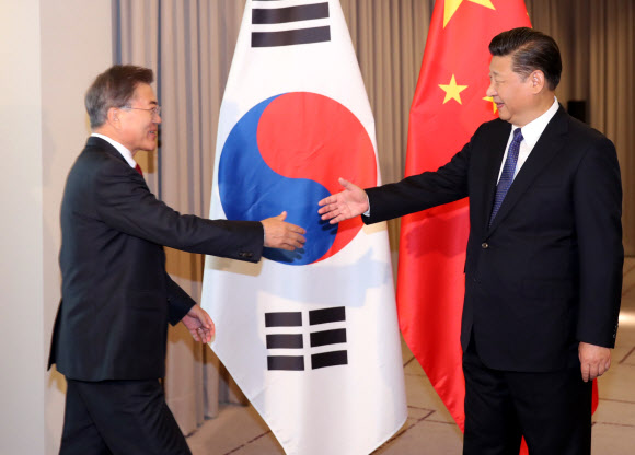 문재인-시진핑, 첫 악수