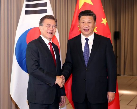 악수하는 한-중정상