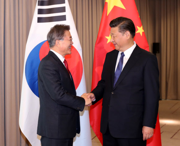 악수하는 한-중정상