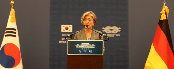 한미일 만찬 관련 브리핑하는 강경화