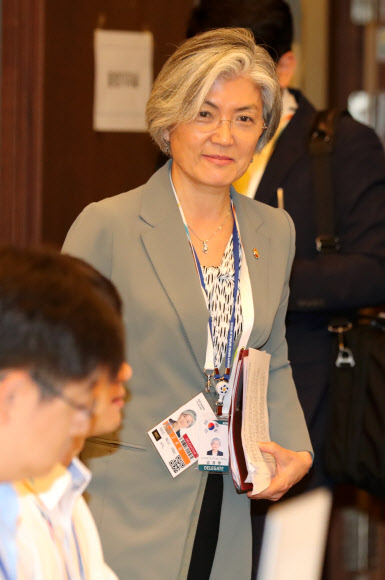 브리핑 입장하는 강경화