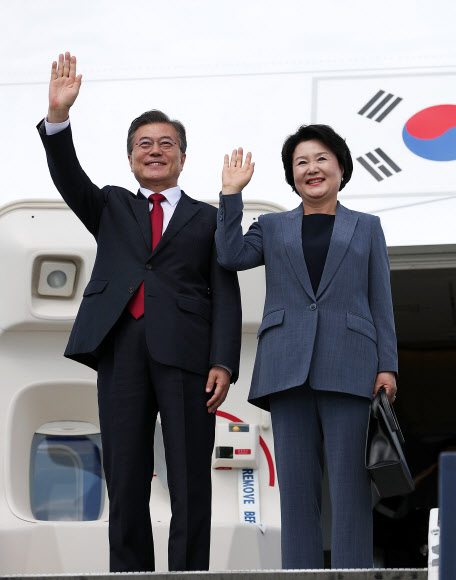 문재인 대통령이 부인 김정숙 여사와 함께 6일 오후(현지시간) ’주요 20개국(G20) 정상회의’ 참석을 위해 함부르크 헬무트 슈미트 공항에 도착해 손을 흔들고 있다.  연합뉴스