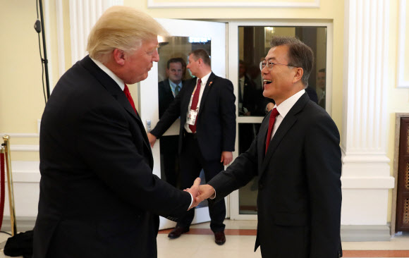 문재인 대통령과 도널드 트럼프 미국 대통령이 6일 오후(현지시간) G20 정상회의가 열리는 독일 함부르크 시내 미국총영사관에서 만나 악수하고 있다.  연합뉴스