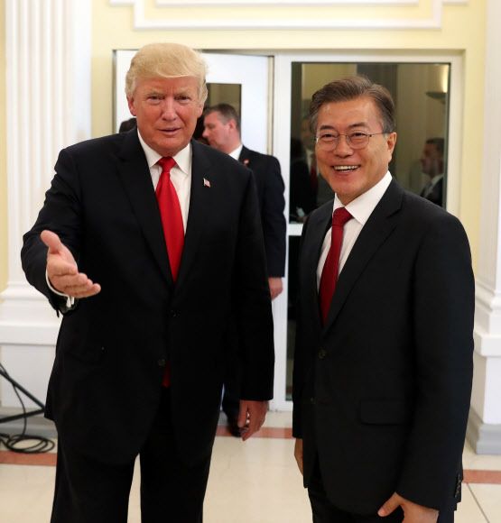 문재인 대통령과 도널드 트럼프 미국 대통령이 6일 오후(현지시간) G20 정상회의가 열리는 독일 함부르크 시내 미국총영사관에서 만나 악수를 한후 잠시 포즈를 취하고 있다. 연합뉴스
