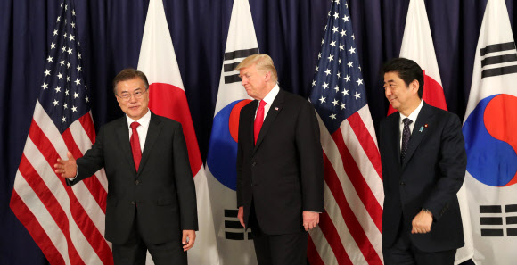 문재인 대통령과 도널드 트럼프 미국 대통령, 아베 신조 일본 총리가 6일 오후(현지시간) G20 정상회의가 열리는 독일 함부르크 시내 미국총영사관에서 열린 한미일 정상만찬에서 기념촬영을 하고 있다.  연합뉴스