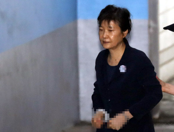 박근혜 전 대통령이 7일 오전 서울중앙지법에서 열린 속행공판에 출석하고 있다.  연합뉴스