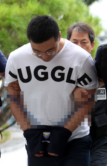 경남 창원에서 발생한 ’골프연습장 40대 주부 납치·살해’ 사건 피의자 심천우가 현장검증을 위해 7일 오전 창원서부경찰서를 나서고 있다.