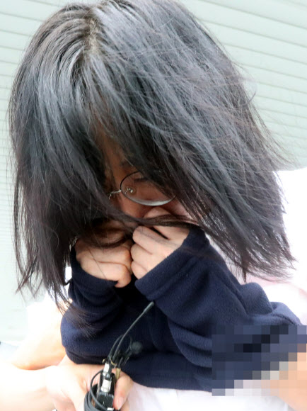 경남 창원에서 발생한 ’골프연습장 40대 주부 납치·살해’ 사건 피의자 강정임이 현장검증을 위해 7일 오전 창원서부경찰서를 나서고 있다.  연합뉴스