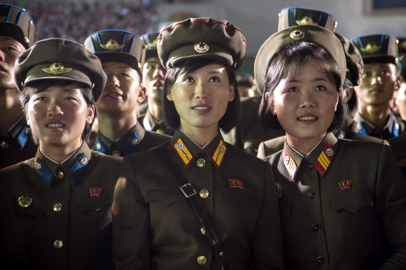 지난 6일 북한 평양에서 대륙간탄도미사일(ICBM)급 ‘화성-14형’의 시험발사 성공을 축하는 행사에서 북한인민군 여군들이 불꽃놀이를 지켜보고 있다. AFP 연합뉴스