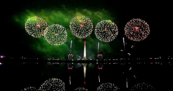 북한, 평양서 ‘화성-14형 시험발사 성공’ 불꽃놀이