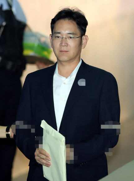 이재용 삼성전자 부회장이 7일 오후 서울 서초구 서울중앙지법에서 열린 공판에 출석하며 법정으로 향하고 있다.  연합뉴스