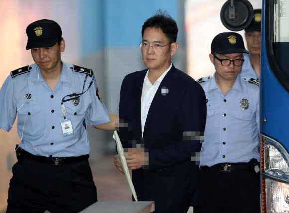 이재용 삼성전자 부회장이 7일 오후 서울 서초구 서울중앙지법에서 열린 공판에 출석하며 법정으로 향하고 있다. 연합뉴스
