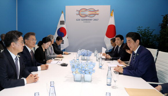 문재인 대통령과 아베 신조 일본 총리가 7일 오전(현지시간) 독일 함부르크 G20 정상회의장 메세홀 양자회담장에서 열린 한-일 정상회담에서 대화를 하고 있다.   연합뉴스