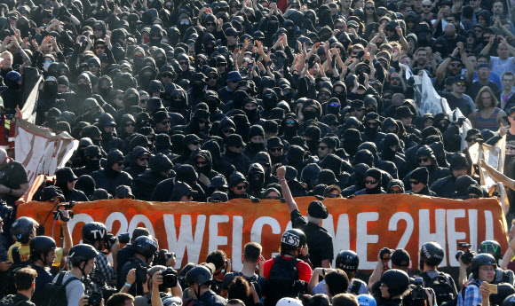 ‘G20, 지옥에 온 것을 환영한다’ 현수막 든 시위대… 경찰 159명 부상 