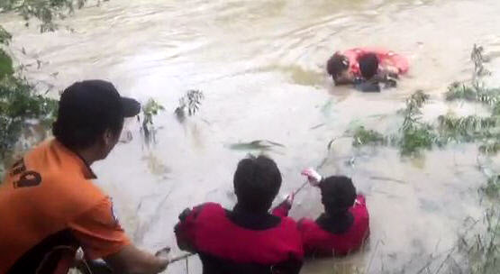 폭우로 불어난 하천에 빠진 관광객 구조