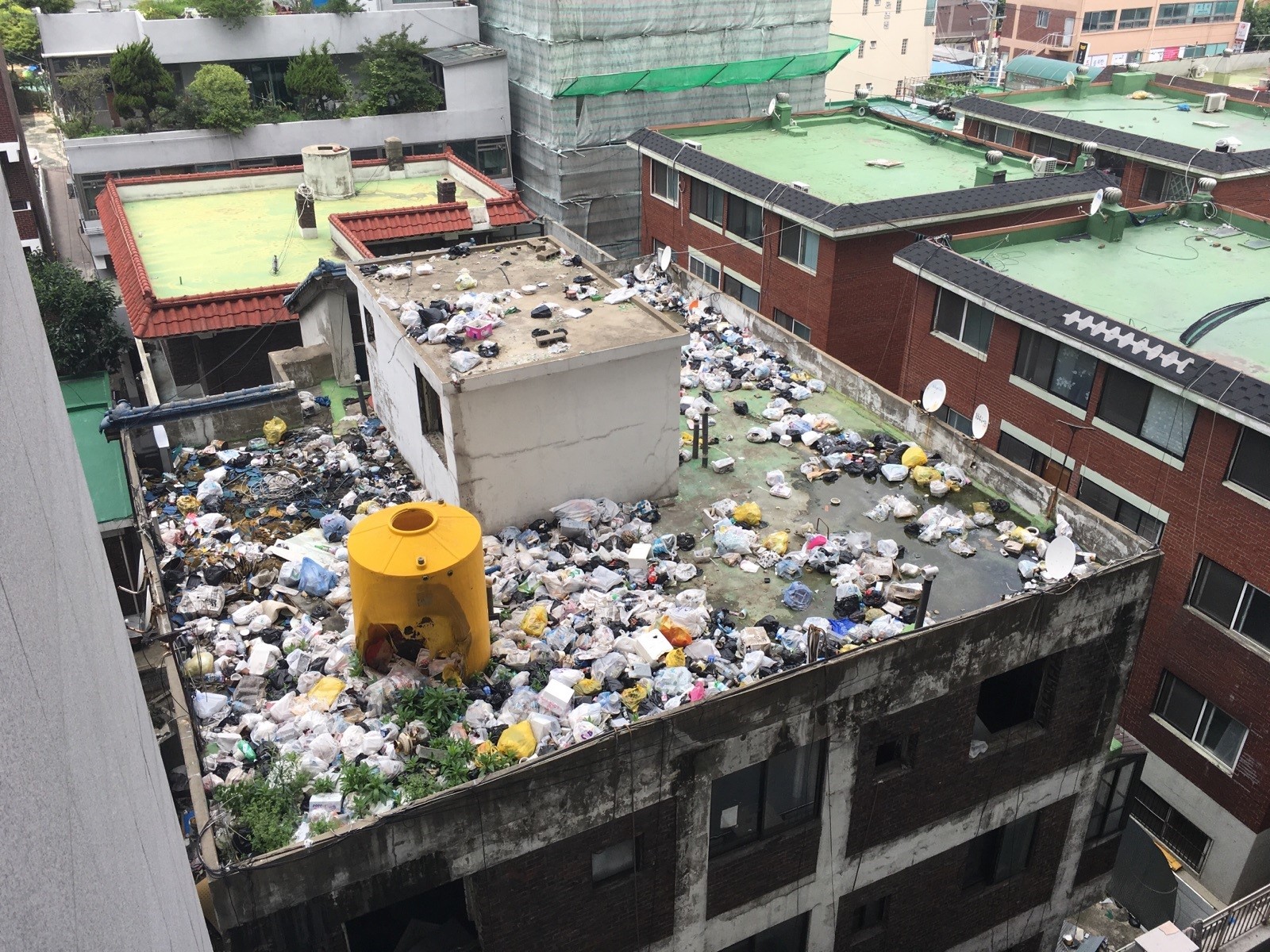인천 남구, “옥상 무단투기 쓰레기 3.5t 수거···과태료 부과할 것”