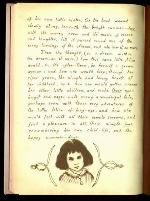 루이스 캐럴이 직접 손으로 써서 책으로 만든 앨리스 이야기. 삽화 역시 루이스 캐럴이 직접 그렸기 때문에 그림 속 앨리스가 실제 모습과 많이 닮았다.