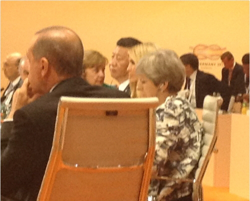 러시아 정부 관계자가 8일(현지시간) 트위터를 통해 공개한 사진 속에 도널드 트럼프 미국 대통령의 장녀 이방카(가운데)가 시진핑(왼쪽) 중국 국가주석과 테리사 메이 영국 총리 사이에 앉아 있다.  트위터 캡처