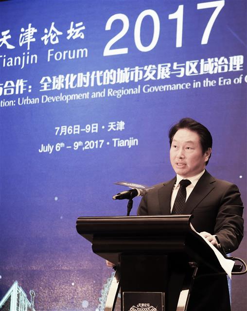 최태원 SK 회장이 지난 7일 중국 톈진시 크라운플라자 호텔에서 열린 ‘톈진포럼 2017’에서 축사를 하고 있다. SK그룹 제공