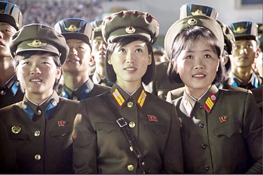 지난 6일 북한 평양에서 대륙간탄도미사일(ICBM)급 ‘화성-14형’의 시험발사 성공을 축하는 행사에서 북한인민군 여군들이 불꽃놀이를 지켜보고 있다. AFP 연합뉴스