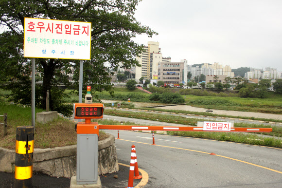 장맛비에 통제된 청주 무심천 하상도로