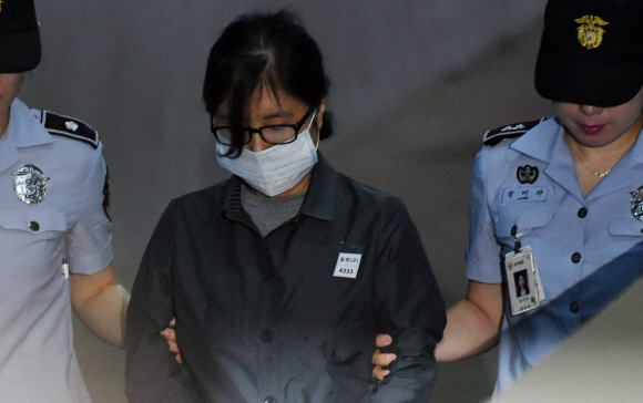 ’비선 실세’ 최순실 씨가 10일 서초구 서울중앙지법에서 열린 속행공판에 출석하고 있다.  2017. 7. 10. 박윤슬 기자 seul@seoul.co.kr