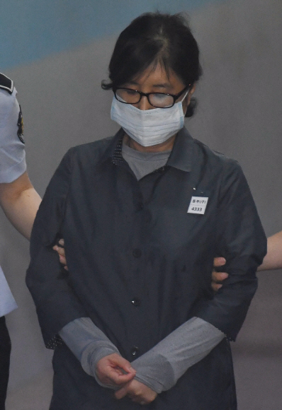 ’비선 실세’ 최순실 씨가 10일 서초구 서울중앙지법에서 열린 속행공판에 출석하고 있다.  2017. 7. 10. 박윤슬 기자 seul@seoul.co.kr