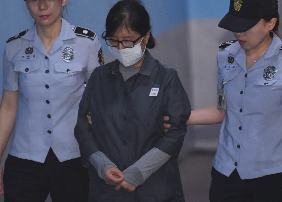 ’비선 실세’ 최순실 씨가 10일 서초구 서울중앙지법에서 열린 속행공판에 출석하고 있다.  2017. 7. 10. 박윤슬 기자 seul@seoul.co.kr