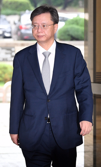 ’국정농단’ 사태를 축소·은폐하려 시도한 혐의를 받는 우병우 전 청와대 민정수석비서관이 10일 서초구 서울중앙지법에서 열린 4차 공판에 출석하기 위해 법정으로 향하고 있다. 2017. 7. 10. 박윤슬 기자 seul@seoul.co.kr