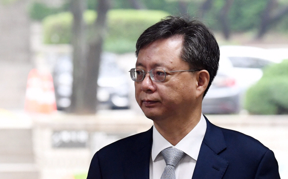 ’국정농단’ 사태를 축소·은폐하려 시도한 혐의를 받는 우병우 전 청와대 민정수석비서관이 10일 서초구 서울중앙지법에서 열린 4차 공판에 출석하기 위해 법정으로 향하고 있다. 2017. 7. 10. 박윤슬 기자 seul@seoul.co.kr