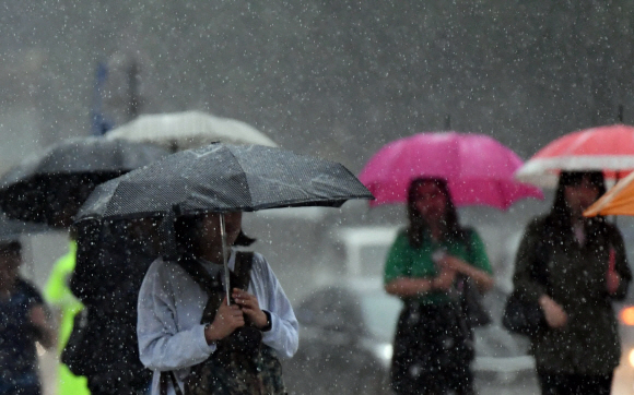 전국에 장맛비가 이어진 10일  서울 광화문 사거리에서 시민들이 우산을 쓰고 출근을 서두르고 있다. 2017. 7. 10. 박윤슬 기자 seul@seoul.co.kr