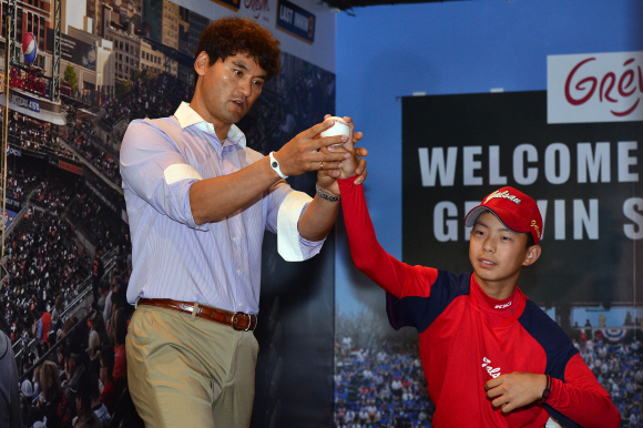 박찬호 선수가 10일 서울 중구 그레벵 뮤지엄에서 서울 길산초등학교 학생들에게 투구폼을 설명하고 있다. 이날 그레벵 뮤지엄에서는 밀납인형과 함께 유명인사 삶을 들여다보는 ’그레벵 스타탐구전-박찬호 선수편’을 공개해 박 선수가 직접 야구 꿈나무들에게 투구폼과 전시품을 소개하는 행사가 열렸다. 2017. 07. 10 도준석 기자 pado@seoul.co.kr