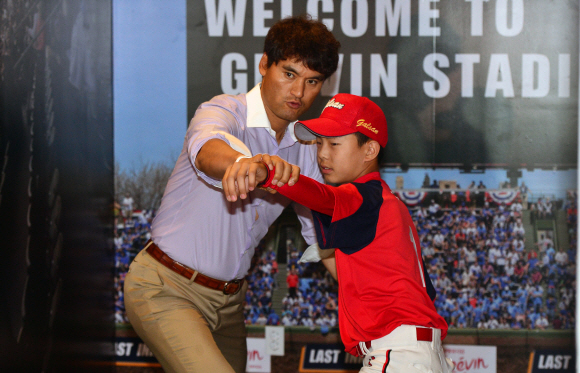 박찬호 선수가 10일 서울 중구 그레벵 뮤지엄에서 서울 길산초등학교 학생들에게 투구폼을 설명하고 있다. 이날 그레벵 뮤지엄에서는 밀납인형과 함께 유명인사 삶을 들여다보는 ’그레벵 스타탐구전-박찬호 선수편’을 공개해 박 선수가 직접 야구 꿈나무들에게 투구폼과 전시품을 소개하는 행사가 열렸다. 2017. 07. 10 도준석 기자 pado@seoul.co.kr