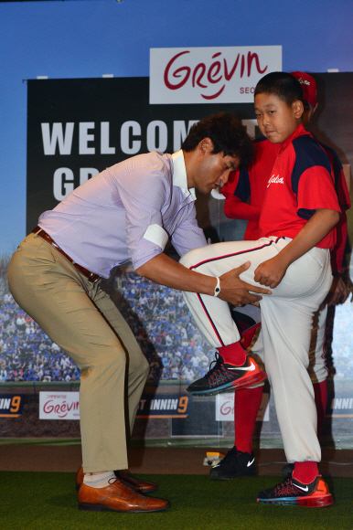 박찬호 선수가 10일 서울 중구 그레벵 뮤지엄에서 서울 길산초등학교 학생들에게 투구폼을 설명하고 있다. 이날 그레벵 뮤지엄에서는 밀납인형과 함께 유명인사 삶을 들여다보는 ’그레벵 스타탐구전-박찬호 선수편’을 공개해 박 선수가 직접 야구 꿈나무들에게 투구폼과 전시품을 소개하는 행사가 열렸다. 2017. 07. 10 도준석 기자 pado@seoul.co.kr