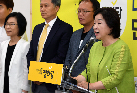 심상정 정의당대표가 10일 오전 서울 여의도 국회에서 열린 퇴임기자회견에서 정의당을 성원해 준 국민들에게 감사의 뜻을 전하고 있다. 2017.07.10 강성남 선임기자 snk@seoul.co.kr