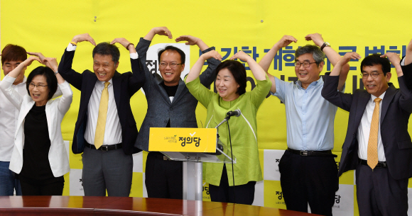 심상정 정의당대표가 10일 오전 서울 여의도 국회에서 열린 퇴임기자회견에서 정의당을 성원해 준 국민들에게 감사의 뜻으로 당직자들과 하트를 만들고 있다. 2017.07.10 강성남 선임기자 snk@seoul.co.kr