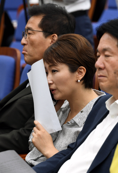 노동자 비하 발언으로 물의를 일으킨 국민의당 이언주 의원이 10일 오후 서울 여의도 국회에서 열린 긴급의총에서 얼굴을 가리고 전화통화를 하고 있다. 2017.07.10 강성남 선임기자 snk@seoul.co.kr