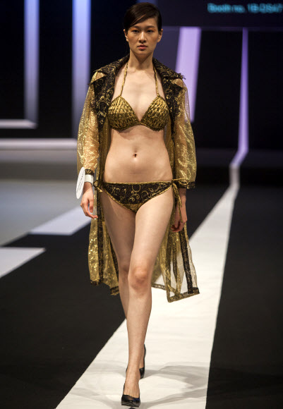 모델이 10일(현지시간) 홍콩에서 열린 ‘홍콩 패션위크 봄/여름 2017’에서 태국 Square Root P의 작품을 선보이고 있다. EPA 연합뉴스