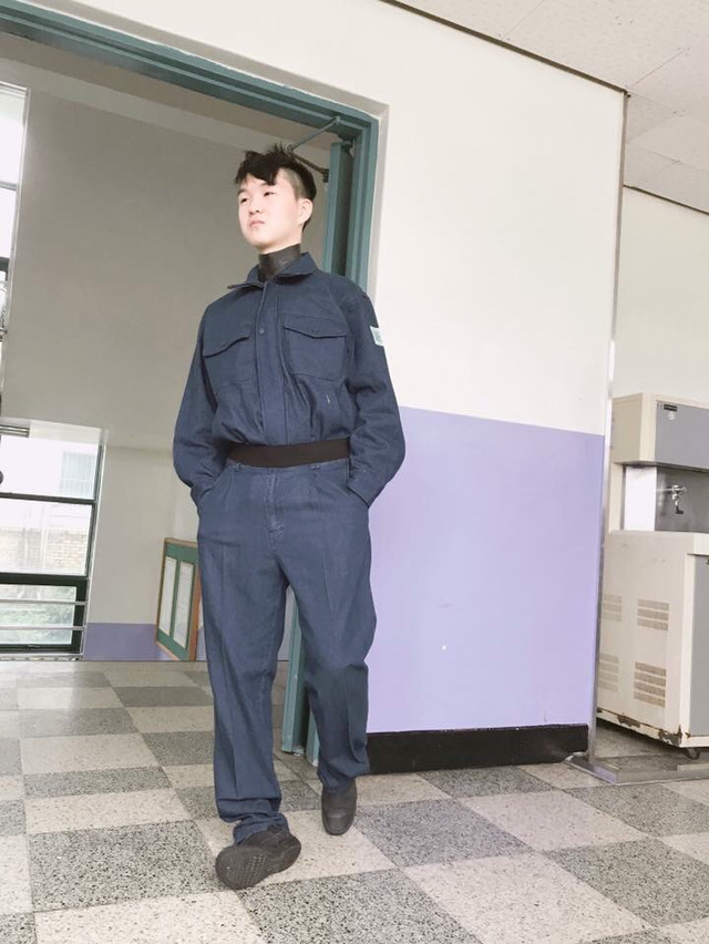 가수 태양으로 분장한 학생