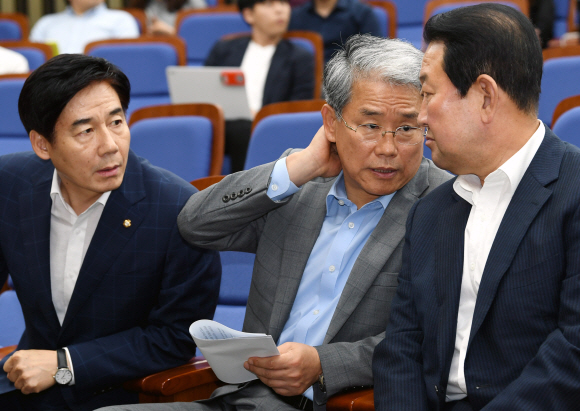 국민의당 박주선(오른쪽) 비상대책위원장이 10일 국회에서 열린 국민의당 긴급 의원총회에서 김동철(가운데) 원내대표, 이용호 정책위의장과 심각한 표정으로 이야기를 나누고 있다. 강성남 선임기자 snk@seoul.co.kr