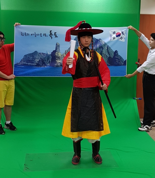 10일 오후 경기도 의정부고등학교에서 분장을 한 학생이 졸업사진을 찍고 있다. 2017.7.10.[의정부시청 제공=연합뉴스]