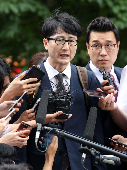 문재인 대통령 아들 준용씨에 대한 ’취업특혜 의혹 제보조작’ 사건에 관여한 혐의로 사전구속영장이 청구된 국민의당 이준서 전 최고위원이 영장실질심사를 받기위해 11일 오전 서울 남부지법에 도착하고 있다.  연합뉴스