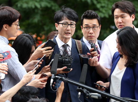 문재인 대통령 아들 준용씨에 대한 ’취업특혜 의혹 제보조작’ 사건에 관여한 혐의로 사전구속영장이 청구된 국민의당 이준서 전 최고위원이 영장실질심사를 받기위해 11일 오전 서울 남부지법에 도착하고 있다.  연합뉴스