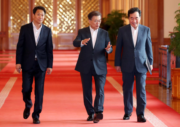 문재인 대통령이 11일 오전 청와대에서 국무회의를 주재하기 위해 이낙연 국무총리(오른쪽)와 대화를 나누며 입장하고 있다.  연합뉴스