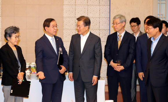 문재인 대통령이 11일 오전 청와대에서 열린 국무회의에 앞서 박원순 서울시장 등 참석자들과 대화하고 있다. 연합뉴스