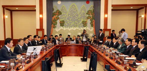 문재인 대통령이 11일 오전 청와대에서 국무회의를 주재하고 있다.  연합뉴스