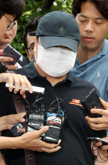 문재인 대통령 아들 준용씨에 대한 ’취업특혜 의혹 제보조작’ 사건과 관련, 국민의당 당원 이유미 씨 남동생이 11일 오전 구속 전 피의자심문(영장실질심사)을 받기 위해 서울남부지법에 들어서고 있다.   연합뉴스