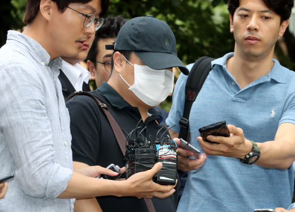 문재인 대통령 아들 준용씨에 대한 ’취업특혜 의혹 제보조작’ 사건과 관련, 국민의당 당원 이유미 씨 남동생이 11일 오전 구속 전 피의자심문(영장실질심사)을 받기 위해 서울남부지법에 들어서고 있다.  연합뉴스